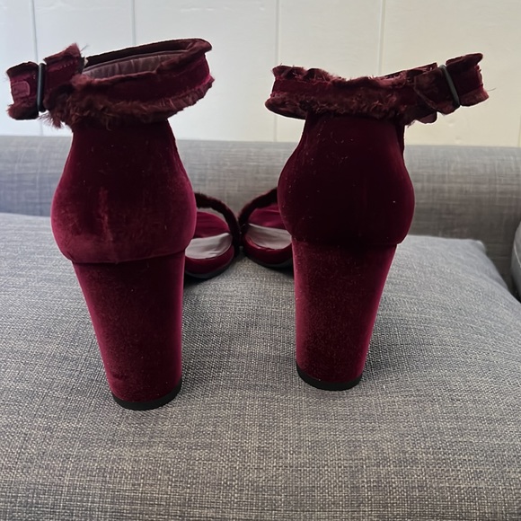 Authentic Stuart Weitzman velvet heels - Picture 3 of 11